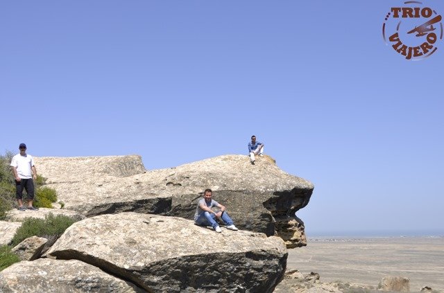 trio viajero parque nacional gobustan azerbaiyan thumb 1
